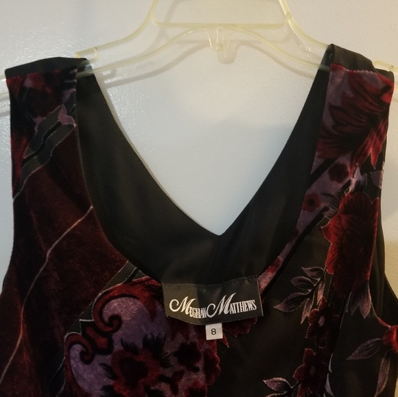 Sleeveless dress with veil front and velvet print - Picture 3 of 3